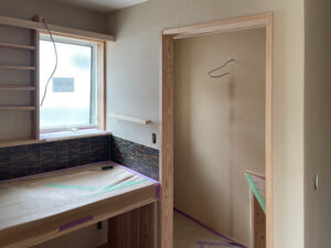 洗面廻りのタイルと珪藻土を施工しました