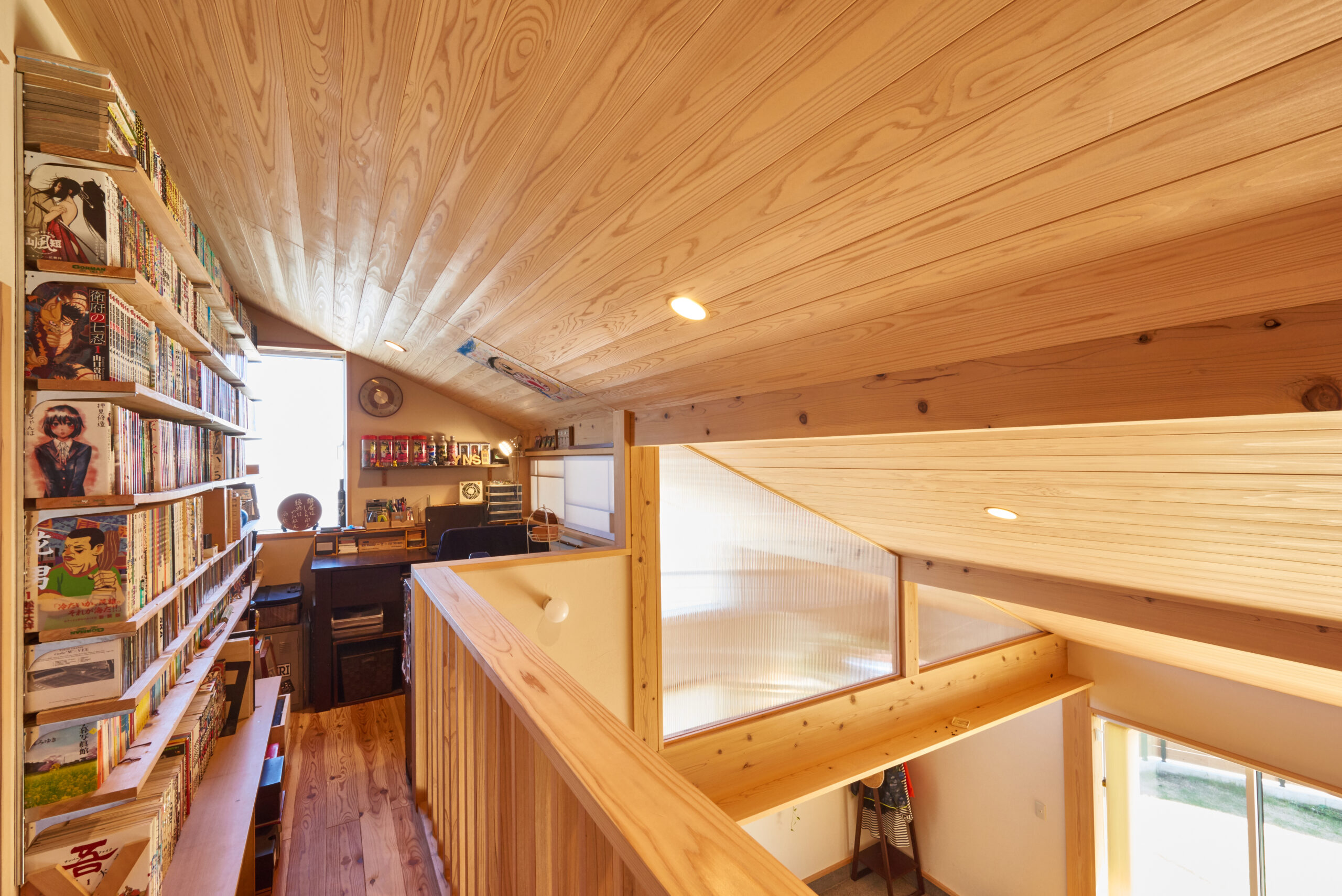小屋裏を利用した書斎スペースと壁一面の造作本棚