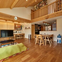 街中に建つ南北に伸びる大屋根の家