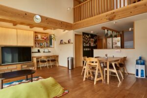 街中に建つ南北に伸びる大屋根の家