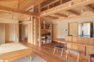 山桜のカウンターテーブルがある29坪の平屋