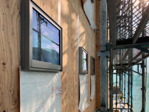 サッシを取り付けています