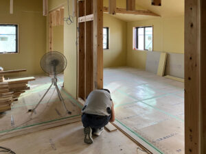 床板を張っています