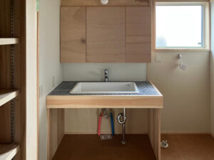 洗面台にタイルが張られ、三面鏡の扉に鏡を取り付ければ仕上がります