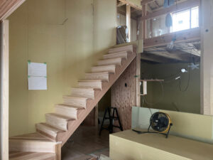 階段の施工が始まりました