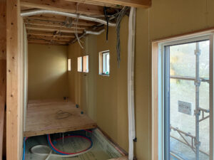 １階の外周ボード張りを進めています