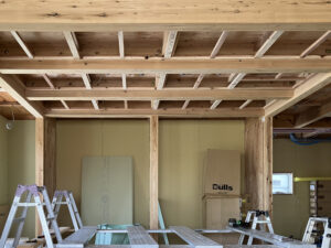１階の天井下地を組んでいます