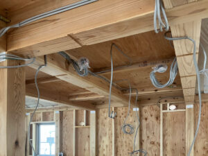 内部配線工事を進めています