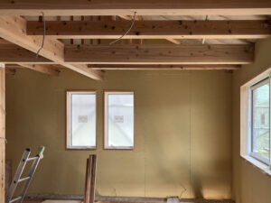 ２階の造作工事を薄めています