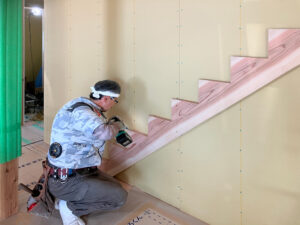 階段の取付工事を進めています