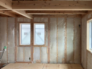 羊毛断熱の施工を進めています