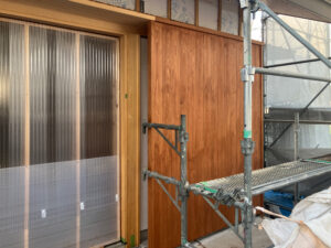 外部の戸袋を施工し塗装を行いました