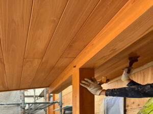 外部塗装を進めています