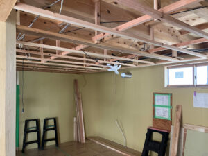 天井下地を組み始めました