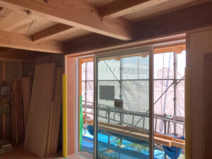 サッシ廻りの造作工事が進みました