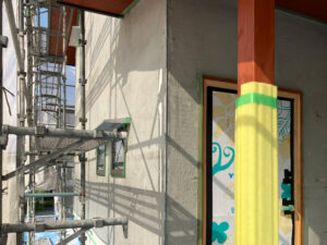 外壁リシンの下塗りを施工しています