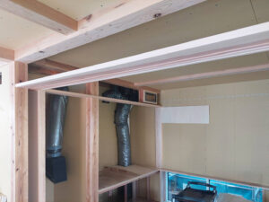 １階部分の造作工事を進めています