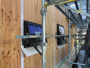 サッシを取り付けました