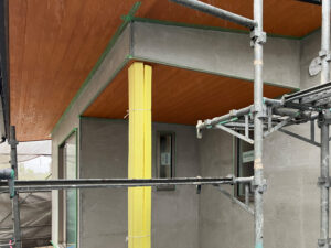 外壁リシンの下塗りを行いました