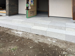 玄関ポーチに石を張りました