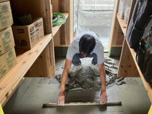 内部の左官工事を進めています