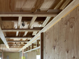 天井の板張りを施工しています