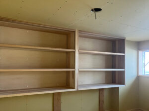 家具の取付工事を進めています