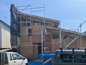 外部の耐力壁を施工しています