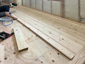 ２階に床板を張っています