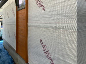 外壁リシンの下地施工を進めています