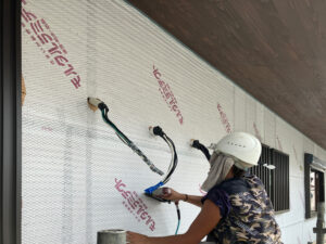 外にラス網を施工しています