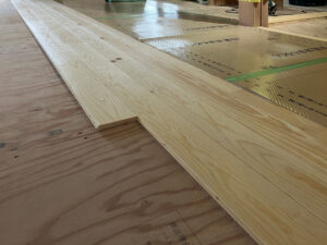 床板を張っています