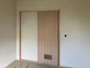 内部に建具がつきました