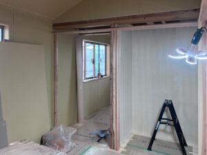 収納を造作しています