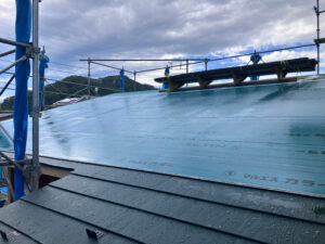 屋根のガルバリウムの施工が始まりました