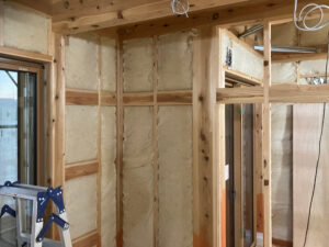 羊毛断熱材の施工を進めています