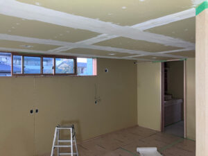 天井塗装の下地を調整しています