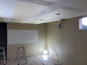 壁にガルバリウム鋼板を貼りました