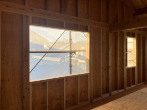 サッシ開口の施工を進めています