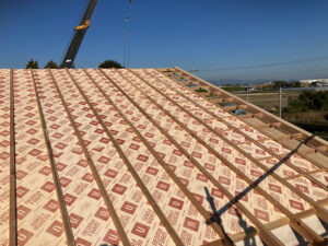 屋根断熱材の施工を進めています