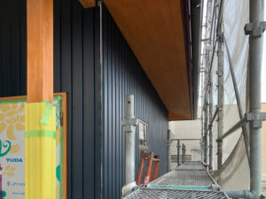 外壁にガルバリウム鋼板を張る工事を進めました