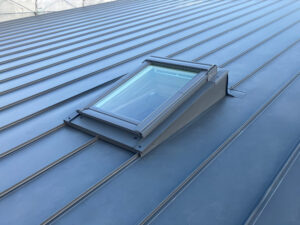 屋根にガルバリウムが葺かれ、トップライトも仕上りました