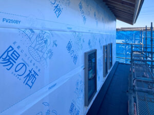 サッシの取付と透湿防水シートを施工しました