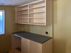 造作家具の工事を進めています