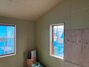 壁の下地とサッシ額縁を施工しました