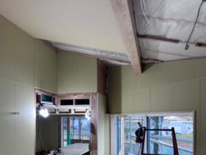 リビングの天井下地を施工しています