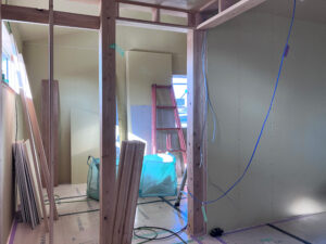 部屋入口枠の下地を施工しています
