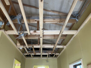 天井の工事を進めています